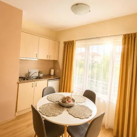 Cozy Near The Pool Parking شقة